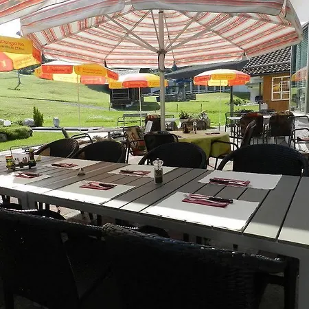מלון Pizzeria Mittenwald פלומס